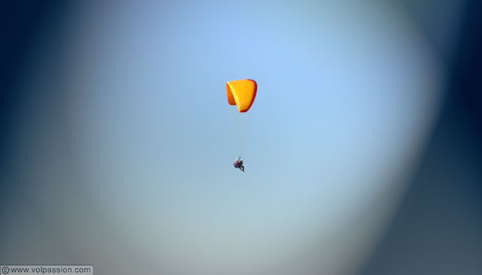 parapente biplace dans le ciel de Broye