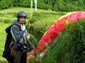 le parapente retombe sur la haie